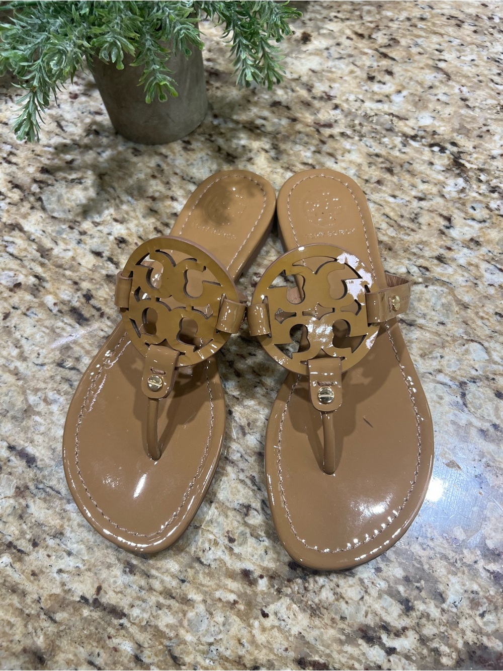 TORY BURCH Miller Tan Patent Leather Thong Sandal 7.5